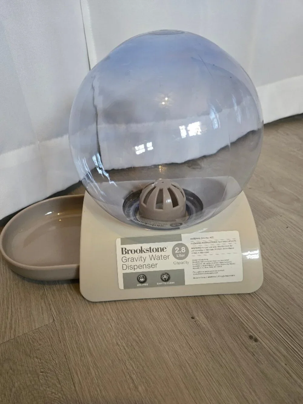 NWT - Gravity pet water dispenser
